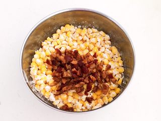 13、枣香玉米烙,加入红枣丁