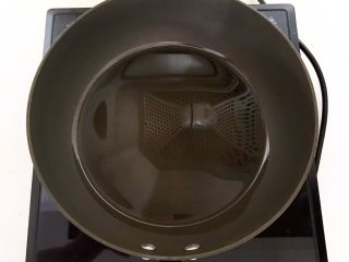 15、枣香玉米烙,炒锅烧热后刷一层玉米油