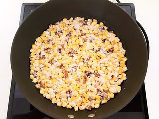 17、枣香玉米烙,把玉米粒摊匀