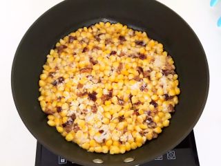 18、枣香玉米烙,全程小火煎制，玉米饼定型后拿起锅轻轻晃动，让玉米粒受热均匀