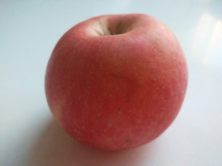 2、苹果饼,苹果一个去皮洗干净。