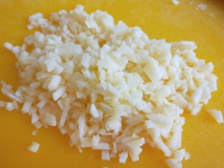 4、苹果饼,切成小丁。