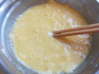 7、苹果饼,加入适量水搅拌均匀。