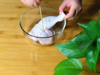 1、新奥尔良烤鸡腿,鸡全腿用竹签扎孔，这样腌制时好入味