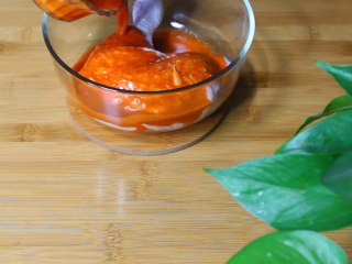 5、新奥尔良烤鸡腿,倒在鸡腿容器里