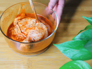 7、新奥尔良烤鸡腿,用手抓匀