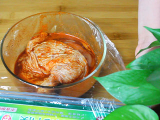8、新奥尔良烤鸡腿,保鲜膜包好 冷藏一夜会更好的入味