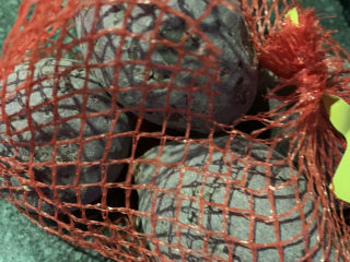 1、紫薯燕麦粥,买一袋紫薯;