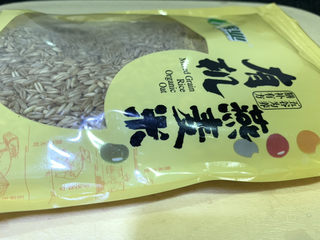 4、紫薯燕麦粥,取一袋燕麦米;