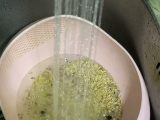 6、紫薯燕麦粥,清水洗净;