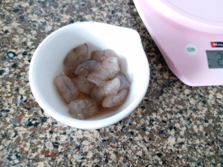 4、超级鲜美的海鲜粥,虾仁切断，用料酒和少量盐腌一会儿