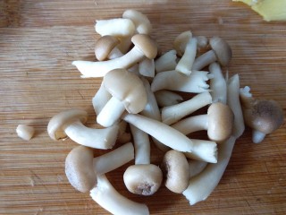 5、超级鲜美的海鲜粥,蟹味菇洗干净切断