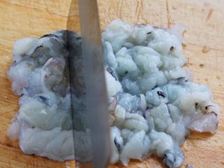 1、水晶虾饺,2.大虾一剖二，用刀背剁几刀，让虾有点蓉，但又没有全部断开状态。