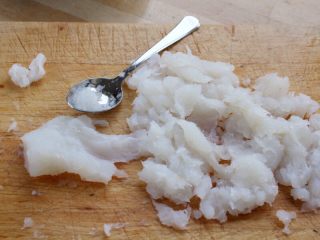 2、水晶虾饺,3.用小勺子将鳕鱼肉刮下来。