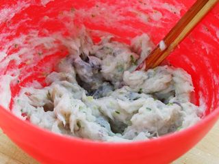 3、水晶虾饺,6.碗太小，换个大盘，打搅上劲，如果过干，加少量的水调节。