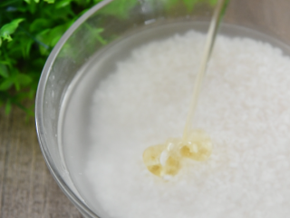 2、私房秘籍，如何熬出一锅美味的皮蛋瘦肉粥,洗净后再倒入适量清水，同时加入少许植物油，浸泡30分钟