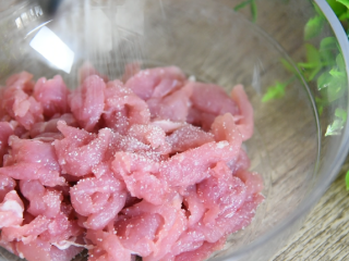 3、私房秘籍，如何熬出一锅美味的皮蛋瘦肉粥,倒入1g盐、3g淀粉，搅拌均匀，腌制10分钟