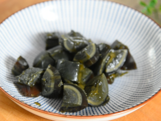4、私房秘籍，如何熬出一锅美味的皮蛋瘦肉粥,葱切末、皮蛋切成小块备用