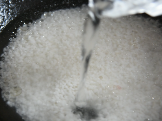 5、私房秘籍，如何熬出一锅美味的皮蛋瘦肉粥,浸泡好的大米，倒入锅中，再倒入适量清水