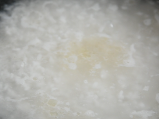 6、私房秘籍，如何熬出一锅美味的皮蛋瘦肉粥,开大火煮沸，再转小火煮20分钟