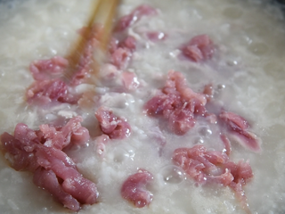 7、私房秘籍，如何熬出一锅美味的皮蛋瘦肉粥,等粥软糯后，将肉丝一条一条放入粥中
