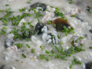 10、私房秘籍，如何熬出一锅美味的皮蛋瘦肉粥,撒上葱花，继续煮1分钟，即可出锅