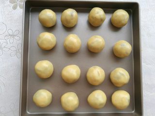 11、广式蛋黄月饼,依次包好全部，隔开距离放置。
