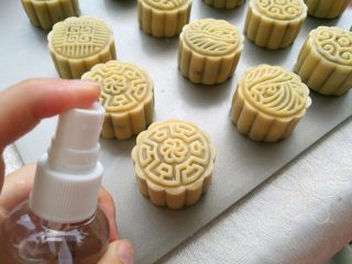 14、广式蛋黄月饼,再用喷壶薄薄喷上一层水。