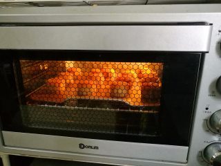 15、广式蛋黄月饼,放入预热好的烤箱180度烤5分钟定型后取出。