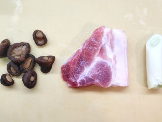 1、猪肉大虾煎饺,猪肉洗干净，干香菇提前泡发
