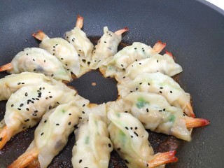 8、猪肉大虾煎饺,中小火焖干水分，最后撒上黑芝麻。