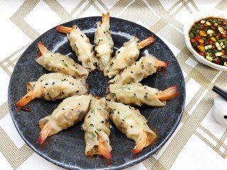 9、猪肉大虾煎饺,摆盘，配上一碗酱汁，很美味