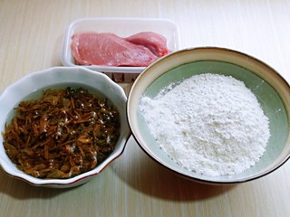 1、皮薄馅大～发面梅干菜肉饼,准备食材，将梅干菜清水冲洗干净后在浸泡，约30分钟，也要根据梅干菜的品种另定时间，泡发即可。