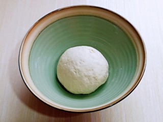 3、皮薄馅大～发面梅干菜肉饼,揉成不粘手的面团即可，盖上保鲜膜进行发酵。