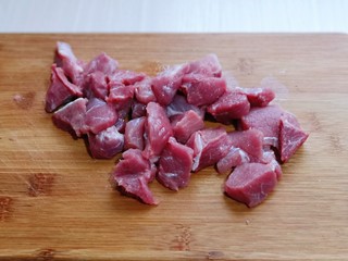 4、皮薄馅大～发面梅干菜肉饼,准备做肉馅，首先将肉洗干净，再切小块。