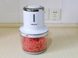 5、皮薄馅大～发面梅干菜肉饼,放入无线绞肉机中，启动将肉搅碎。