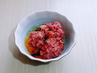 6、皮薄馅大～发面梅干菜肉饼,搅碎的肉糜取出放大口器具中，加入料酒，生抽，鸡蛋，十三香，盐。