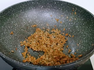 9、皮薄馅大～发面梅干菜肉饼,起油锅，加入切碎的梅干菜小火煸炒，炒出香味儿盛出。