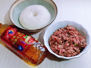 10、皮薄馅大～发面梅干菜肉饼,面团发酵好，用手摁一下，不回缩即为发酵完成，肉馅也准备好了。