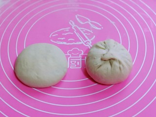 14、皮薄馅大～发面梅干菜肉饼,如包子手法包起来，捏紧，收口朝下，轻轻按扁。