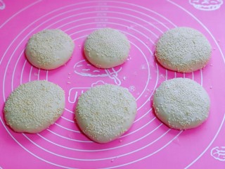 15、皮薄馅大～发面梅干菜肉饼,依次做完，再将饼胚表面刷上一层油，撒上白芝麻。