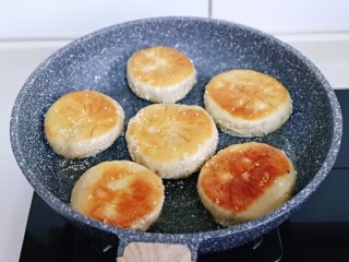 17、皮薄馅大～发面梅干菜肉饼,底部金黄后翻面，再次盖上盖子，约3分钟。