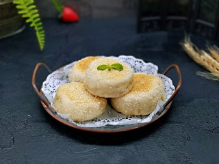 18、皮薄馅大～发面梅干菜肉饼,香香的发面梅干菜肉饼出锅啦！太好吃了。