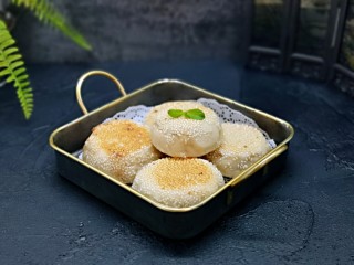 19、皮薄馅大～发面梅干菜肉饼,换了个道具哈～忍不住想先吃一个。