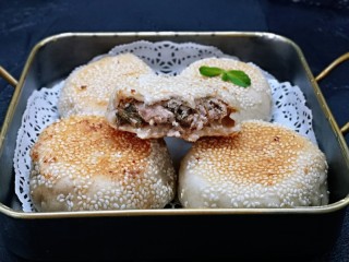 20、皮薄馅大～发面梅干菜肉饼,皮薄馅大，一口气吃三个。