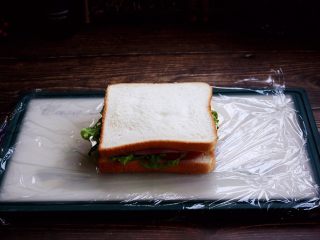 10、三明治,最后再放上一片吐司面包。