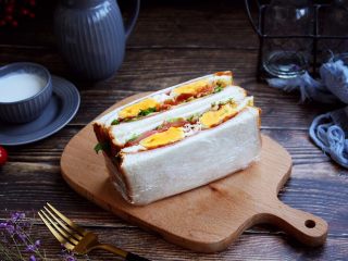 11、三明治,用保鲜膜包裹好后，用刀将三明治切开即可。