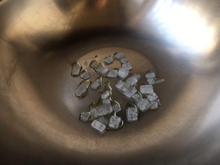 7、小鸡炖蘑菇,锅热后放入冰糖，冰糖溶化后变成深褐色时，糖色炒好。这步也可略去，直接把冰糖与佐料一起放入。