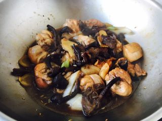 13、小鸡炖蘑菇,放入榛蘑，翻炒均匀，炖20分钟左右。