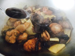 14、小鸡炖蘑菇,土豆熟了后放入1勺蚝油提鲜。